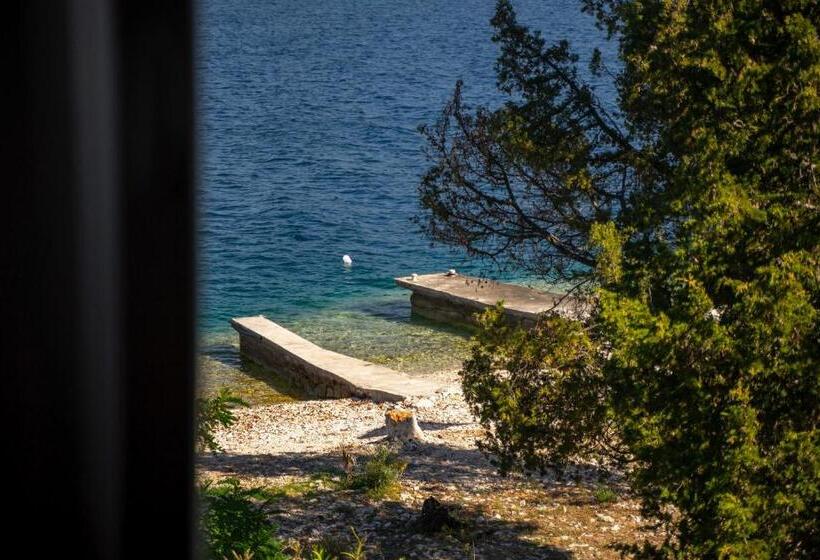 مبيت وإفطار Vrnik Arts Club