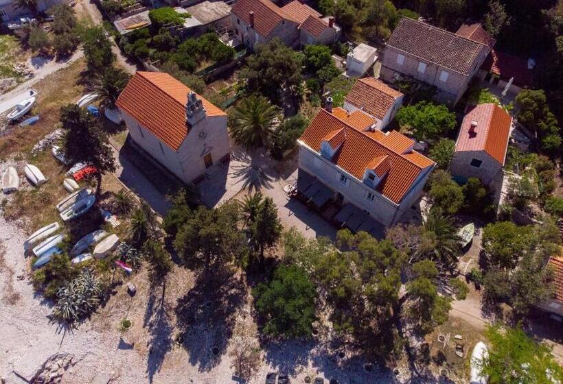 مبيت وإفطار Vrnik Arts Club