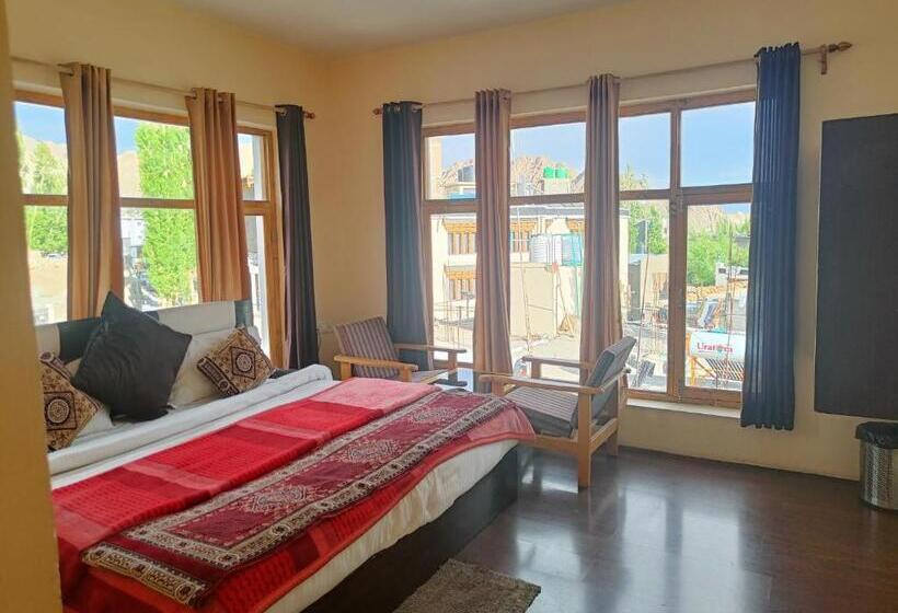 هتل Malik Residency