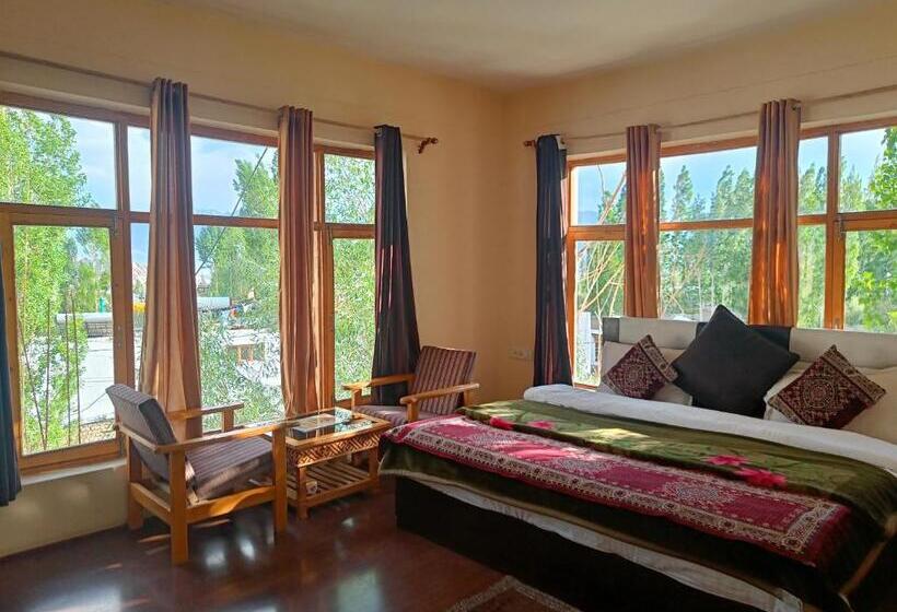 هتل Malik Residency