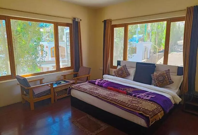 هتل Malik Residency