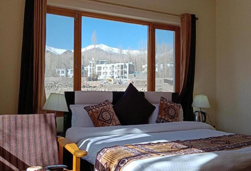 هتل Malik Residency