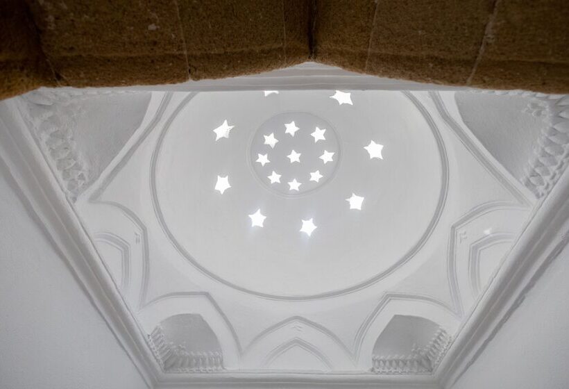 پانسیون April Medieval