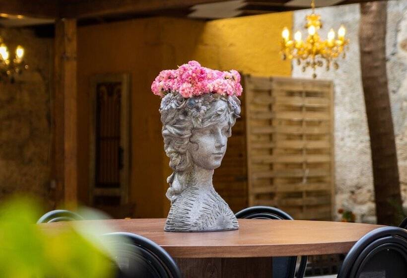 پانسیون April Medieval