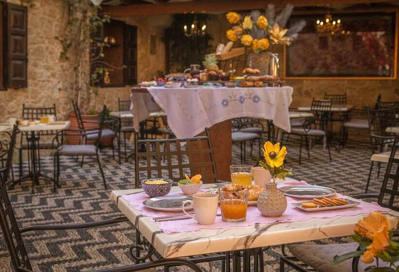 پانسیون April Medieval