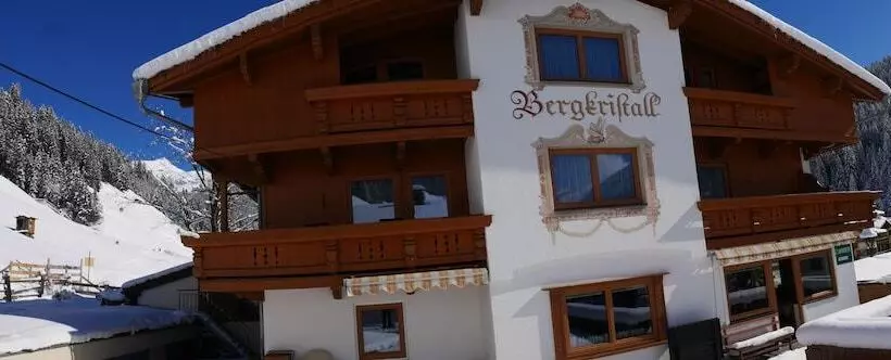 تختخواب و صبحانه Pension Bergkristall