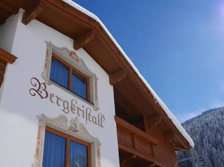 تختخواب و صبحانه Pension Bergkristall