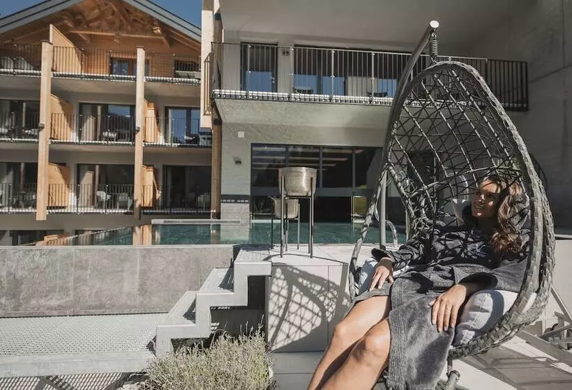 Отель Alpine Resort Sportalm