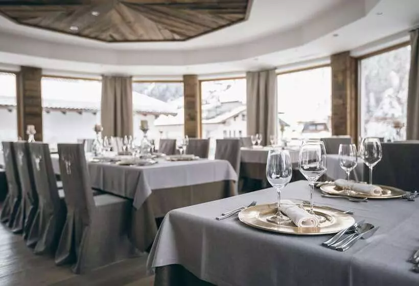 Отель Alpine Resort Sportalm