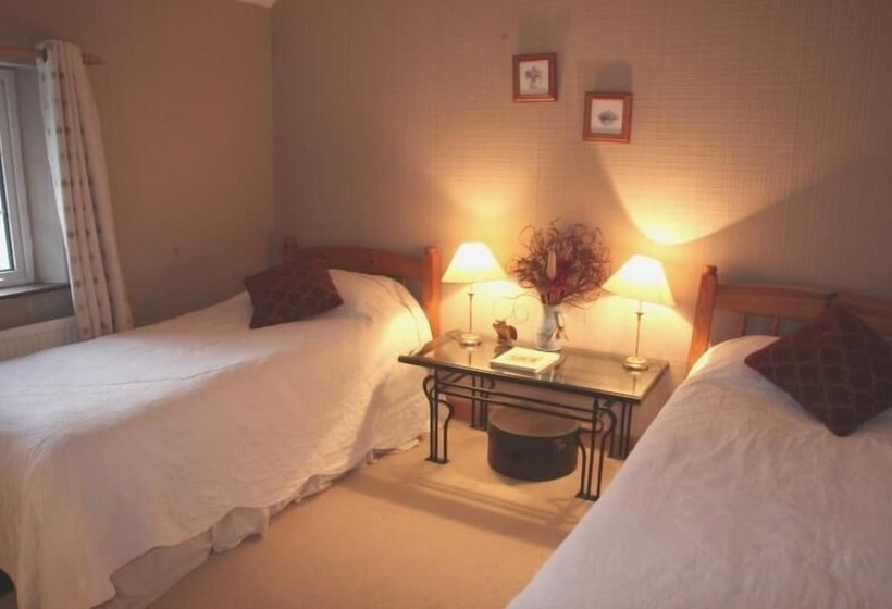 مبيت وإفطار Annaharvey Farm