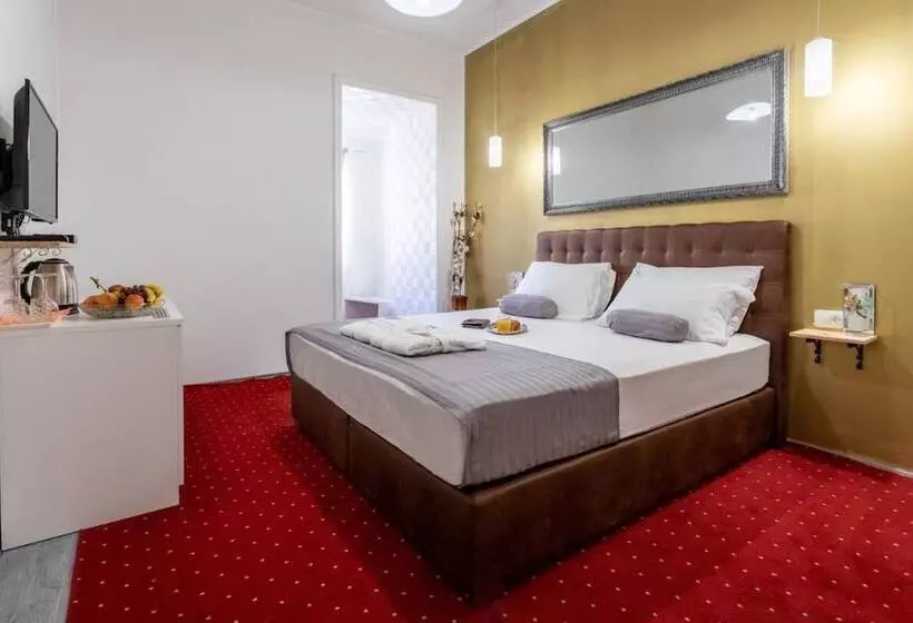 Spacious Deluxe Room   Hotel Rose