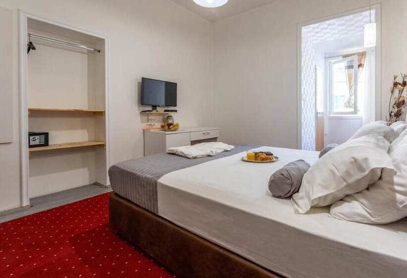 Spacious Deluxe Room   Hotel Rose