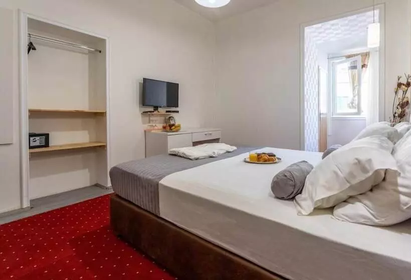 Spacious Deluxe Room   Hotel Rose