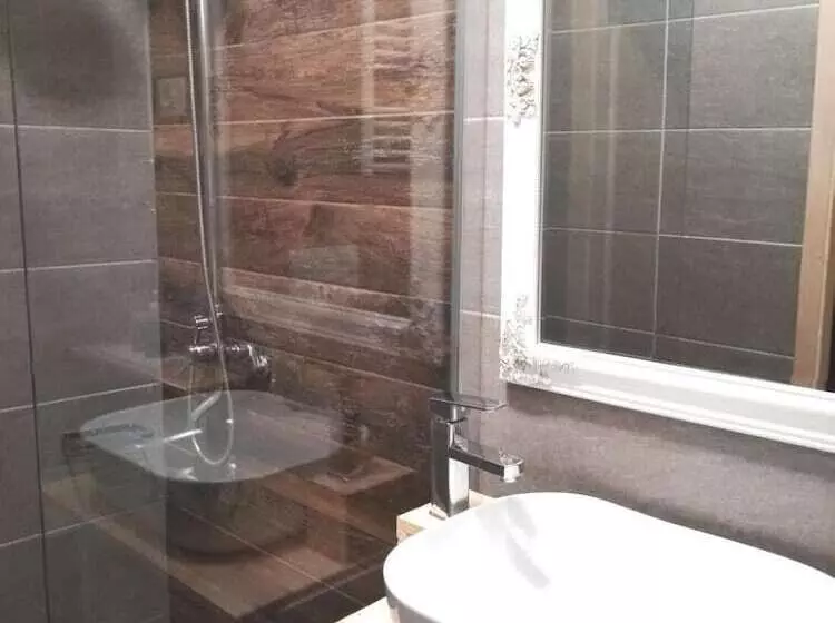 Spacious Deluxe Room   Hotel Rose