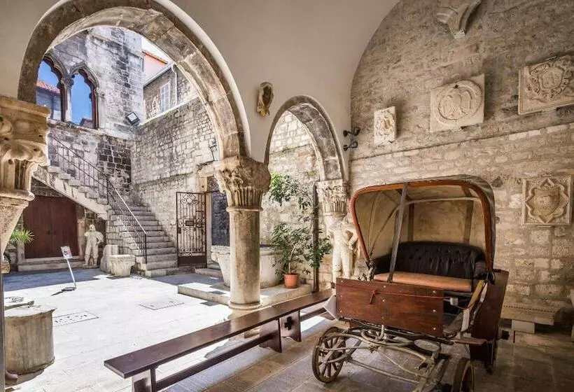 Spacious Deluxe Room   Hotel Rose