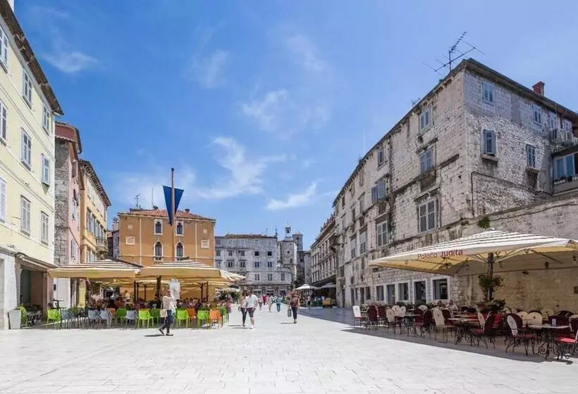 Spacious Deluxe Room   Hotel Rose