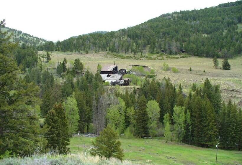Yellowstone Mountain Cabins