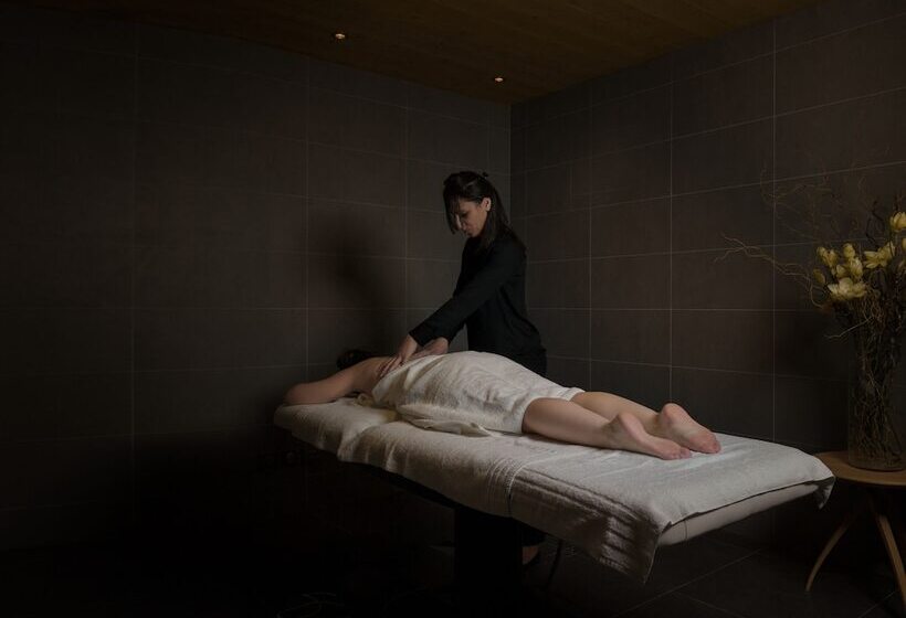 اقامتگاه Le C By Alpine Resorts