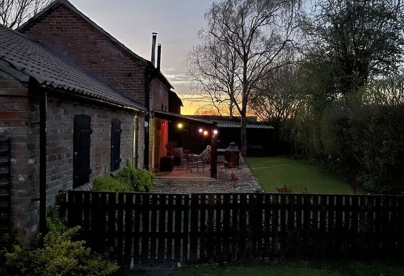 2 Bed 18th Century Barn   Sleeps 6   Pet Friendly