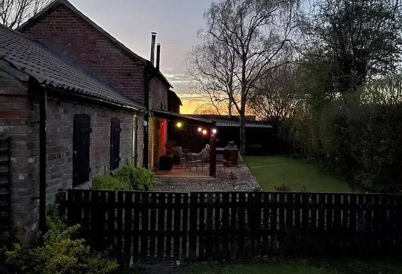 2 Bed 18th Century Barn   Sleeps 6   Pet Friendly