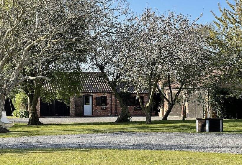 2 Bed 18th Century Barn   Sleeps 6   Pet Friendly