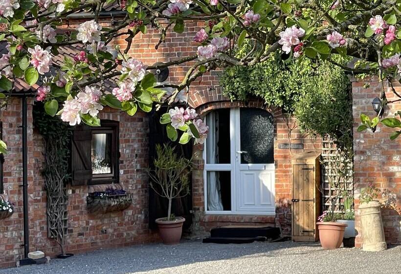 2 Bed 18th Century Barn   Sleeps 6   Pet Friendly