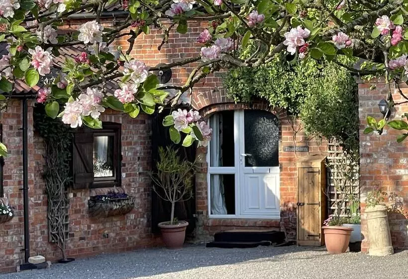 2 Bed 18th Century Barn   Sleeps 6   Pet Friendly