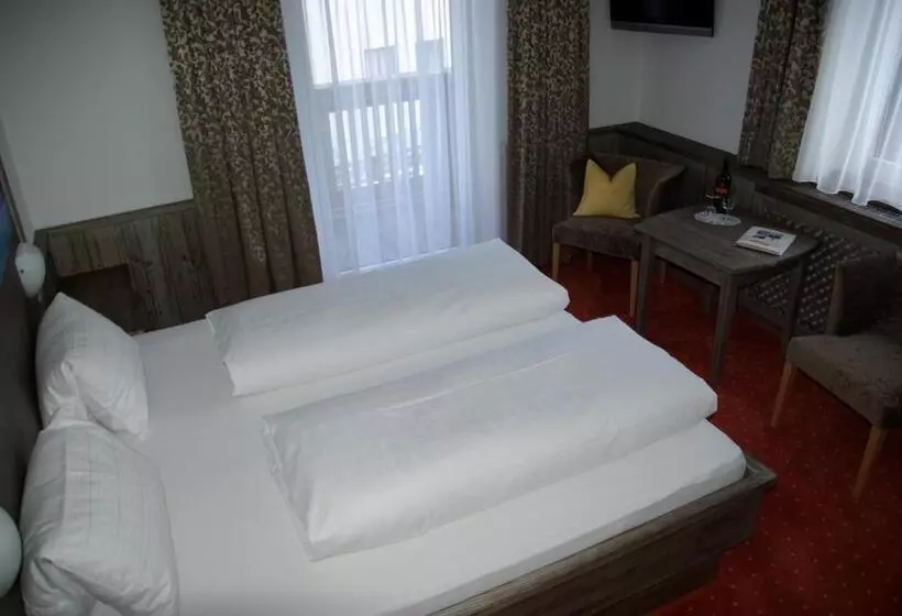 ベッドアンドブレックファースト Alpenhof Pension Garni