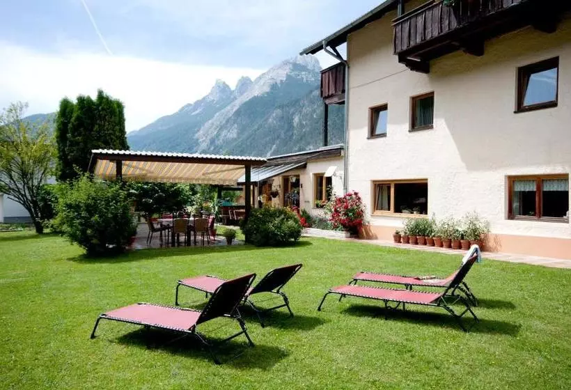 Aamiaismajoitus (B&B) Pension Arnspitze