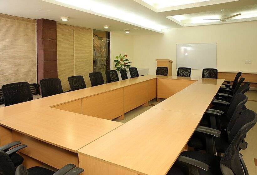 Hotel Ahuja Residency Parklane, Gurgaon