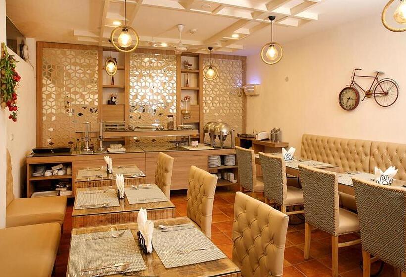 ホテル Ahuja Residency Parklane, Gurgaon