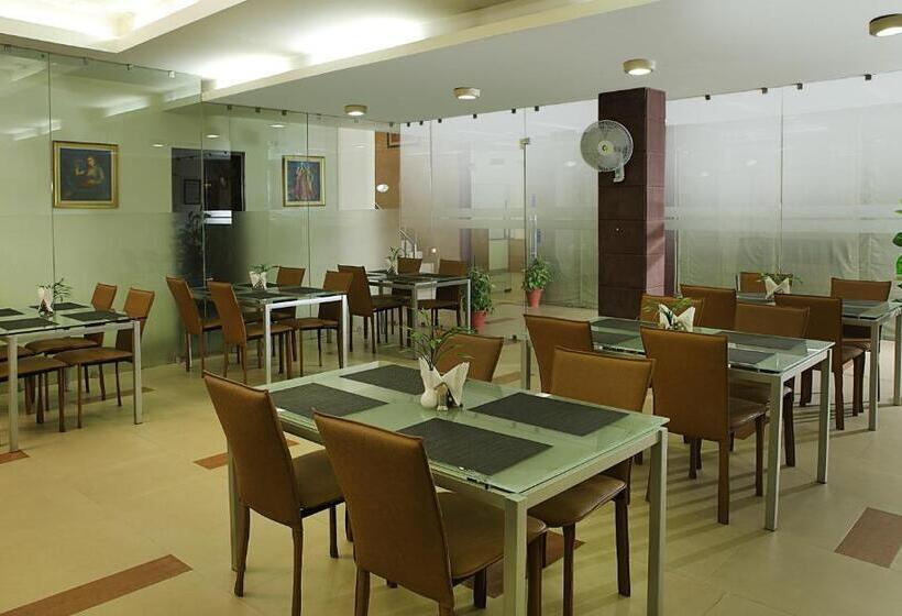 Hotel Ahuja Residency Parklane, Gurgaon