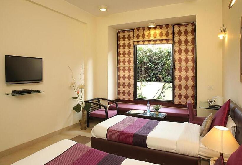 Hotel Ahuja Residency Parklane, Gurgaon