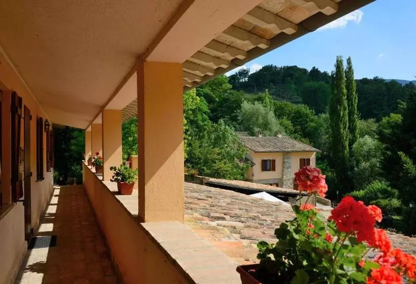 هتل Agriturismo Le Querce Di Assisi