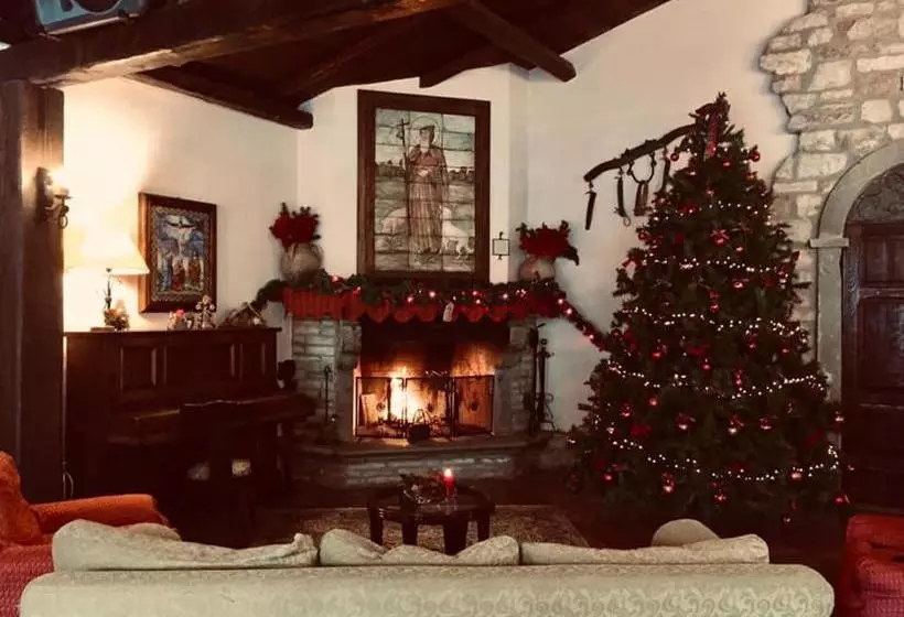 هتل Agriturismo Le Querce Di Assisi