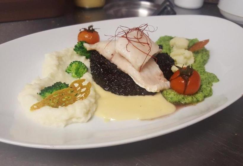 Отель Cafe Rathaus