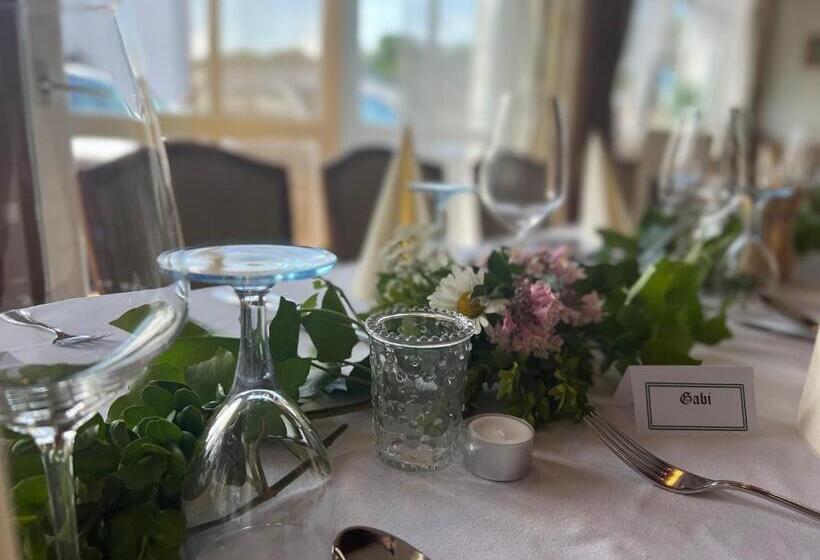 Отель Cafe Rathaus