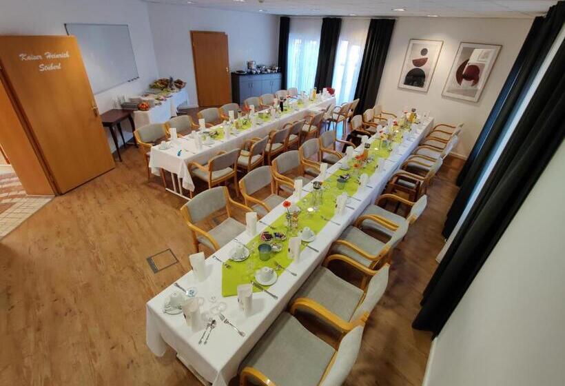 Отель Cafe Rathaus