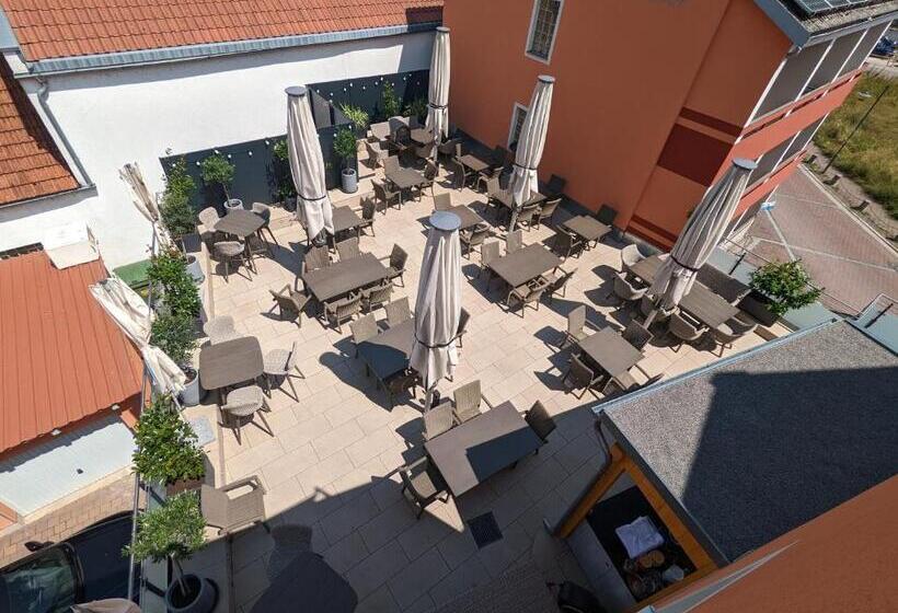 Отель Cafe Rathaus