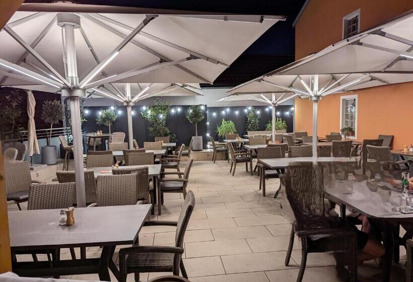 Отель Cafe Rathaus