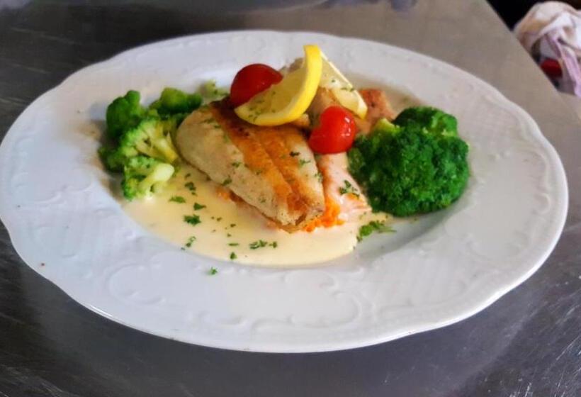 Отель Cafe Rathaus