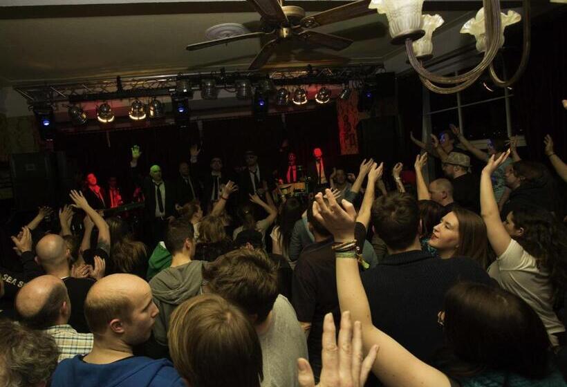 Отель Hajo´s Germania Lodge & Irish Pub