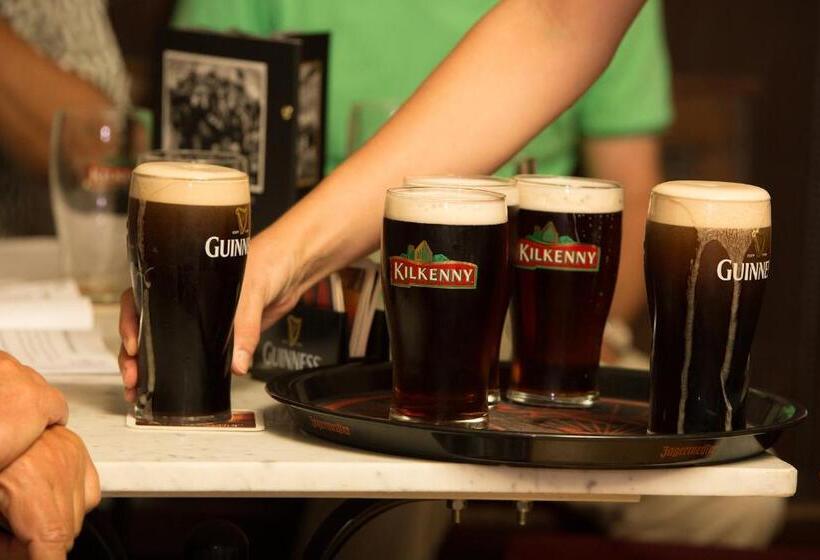 Отель Hajo´s Germania Lodge & Irish Pub