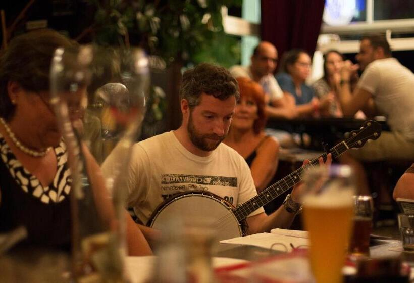 Отель Hajo´s Germania Lodge & Irish Pub