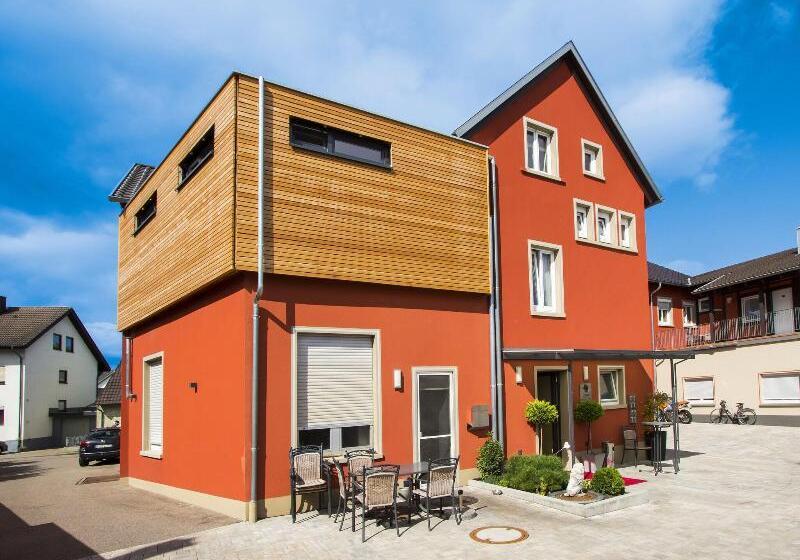 Hotel Lowen Garni  B&b