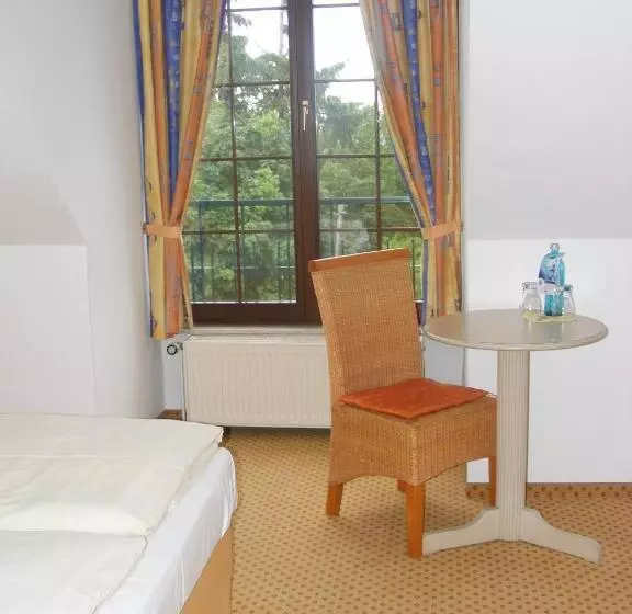 Отель Schwartze