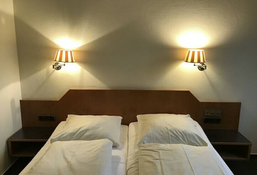 Отель Aust Das Land