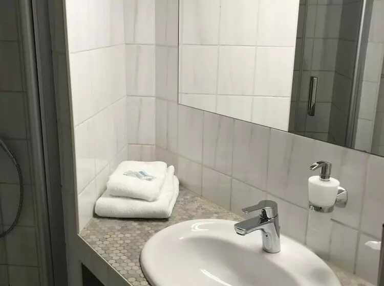 Отель Aust Das Land