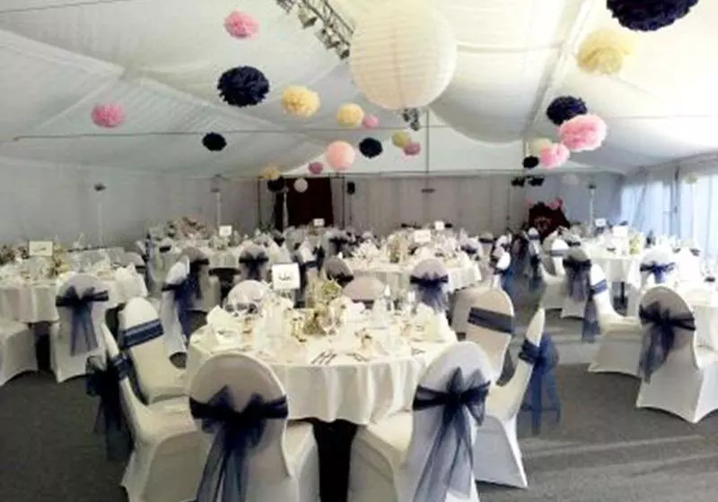 Отель Wasserburg Zu Gommern