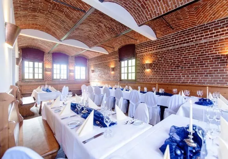 Отель Wasserburg Zu Gommern